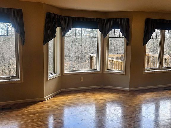 5th image of 262 Howle St