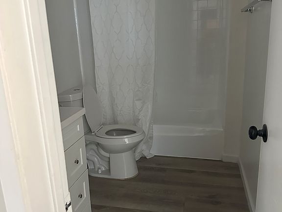 3rd image of 6861 Hazeltine Ave #17