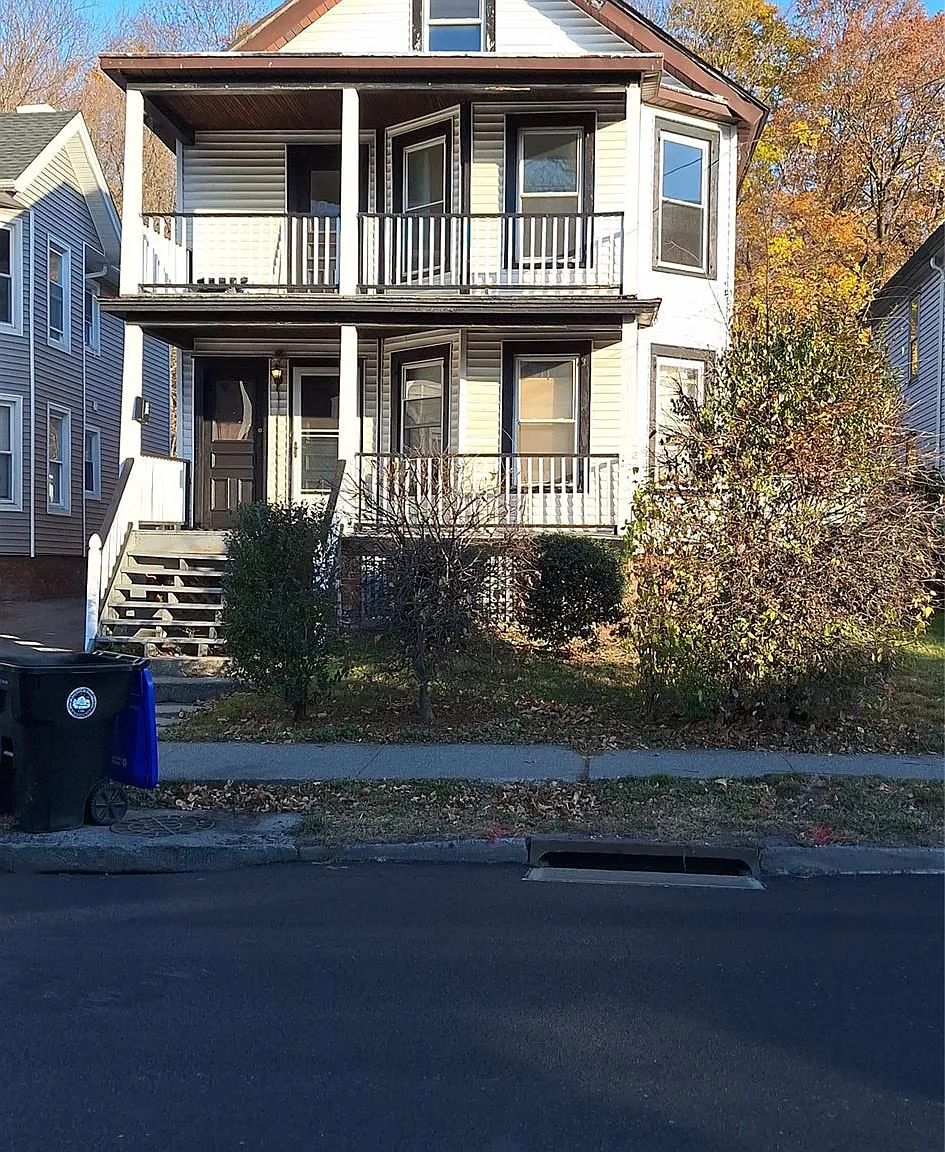 3 bed, 1.0 bath, 1050 sqft, $2,050 — Photo 1