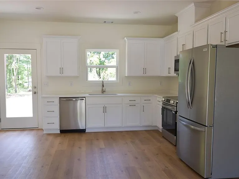 1070 Moreland Dr — Photo 9