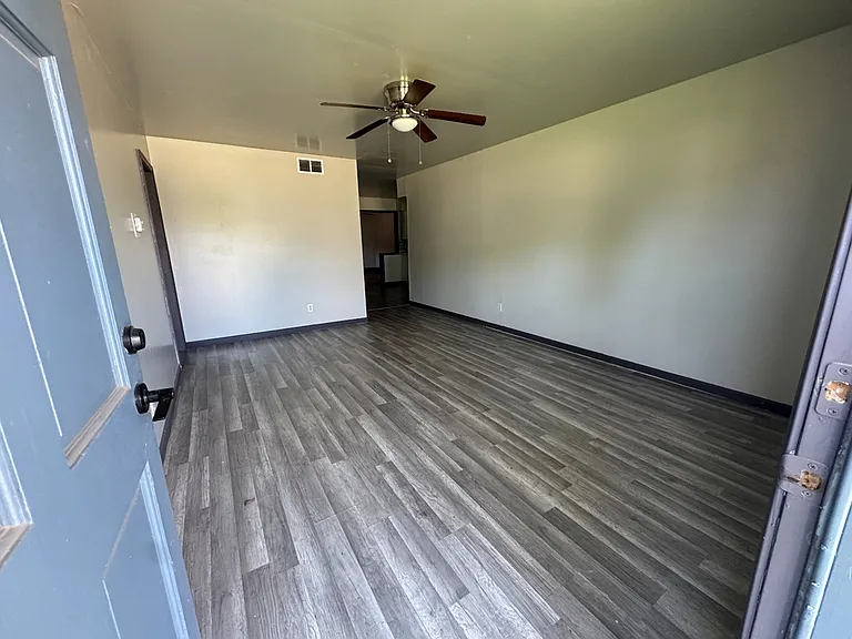 908 NE 31st St — Photo 3