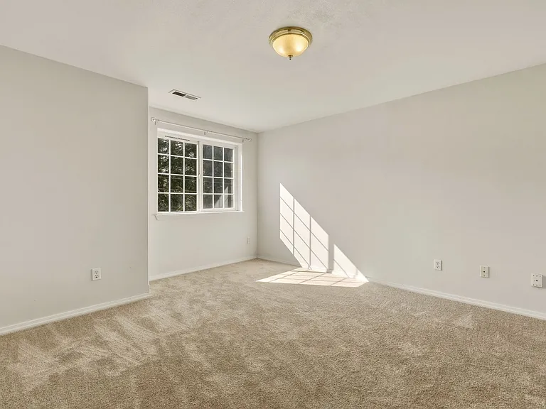 916 McCormick St NE — Photo 20