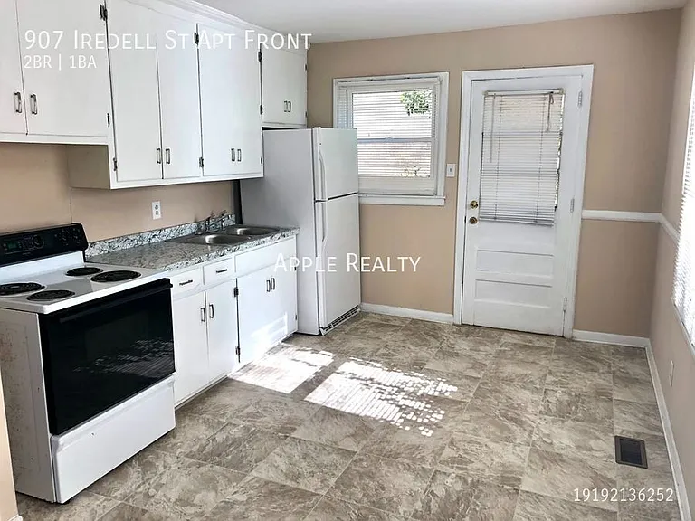 907 Iredell St — Photo 4