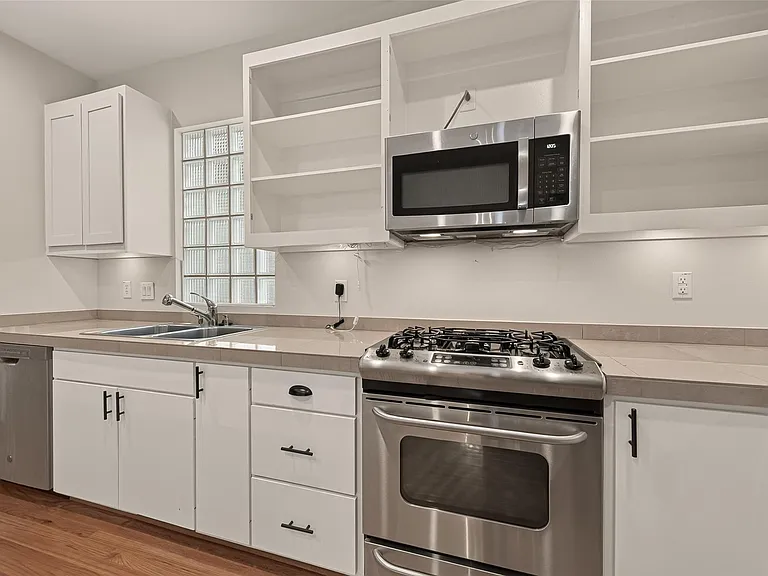 733 W 22nd St #D — Photo 17