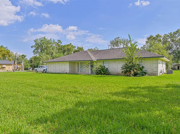 103 Deaton St, Jones Creek, TX 77541