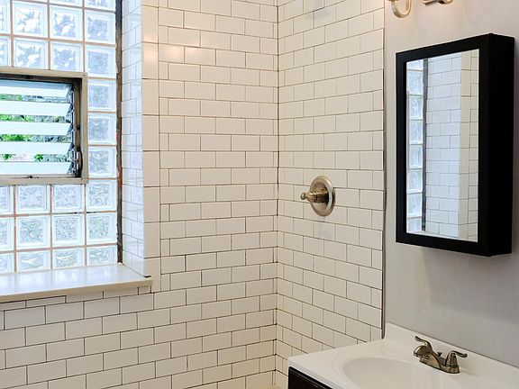 4th image of 3905 W Roscoe St APT 1R