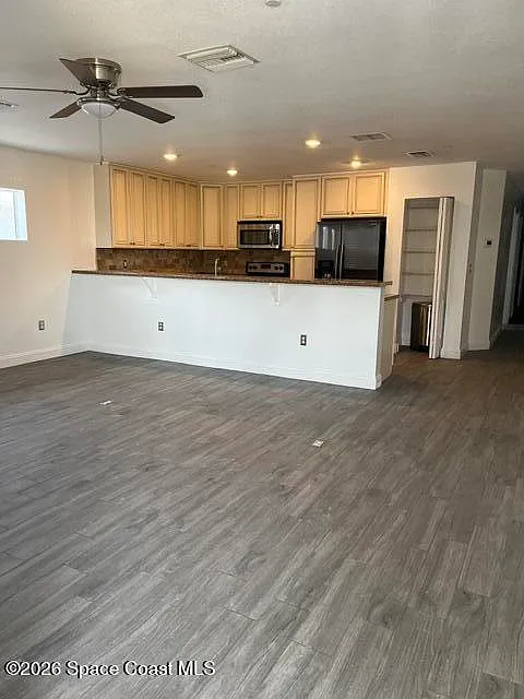 3 bed, 2.0 bath, 2100 sqft, $2,400 — Photo 3