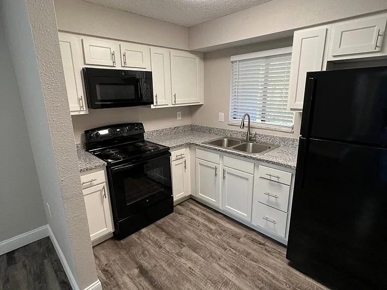 Oakbrook Village Apartments — Photo 37