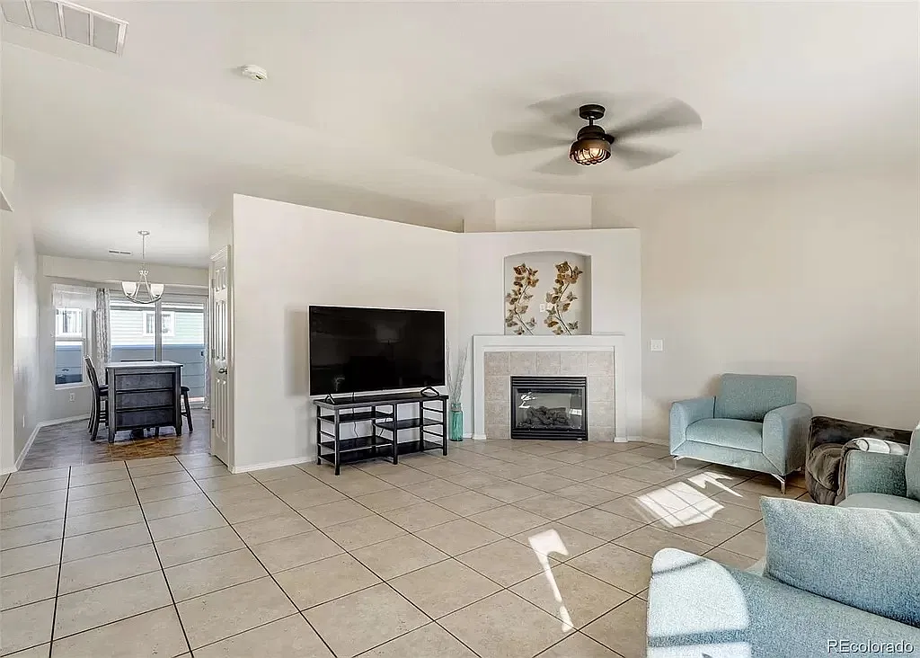 3 bed, 1336 sqft, $2,100 — Photo 2