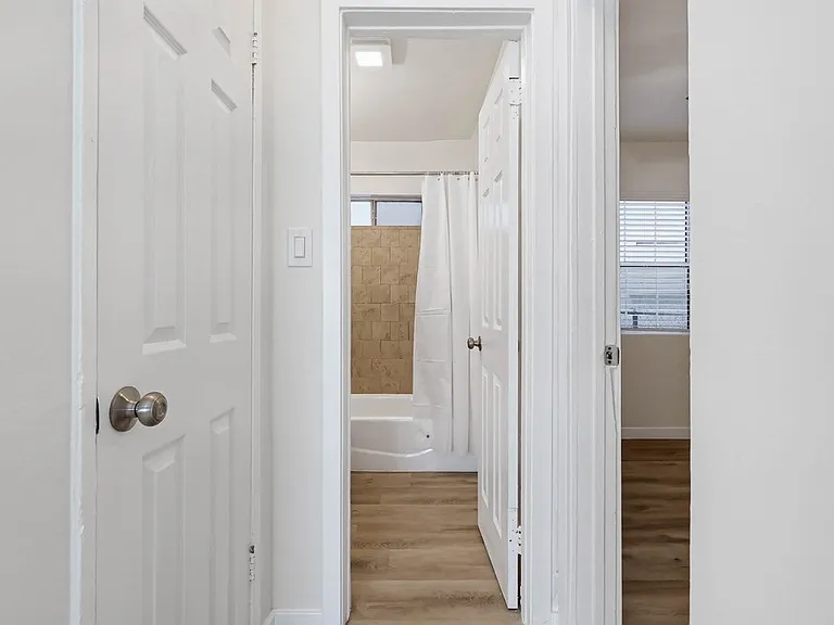 2425-2431 S Ridgeley Dr — Photo 12