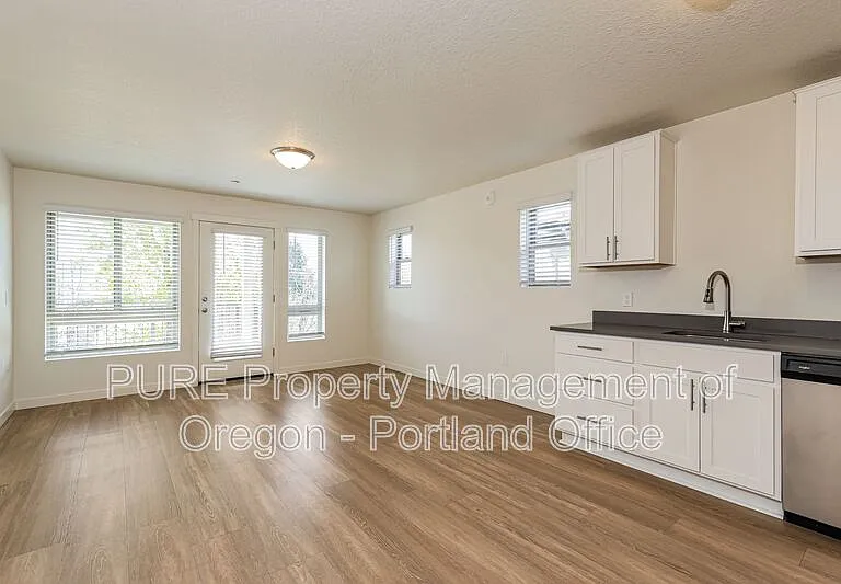 Halsey Crossing Apartments — Photo 17