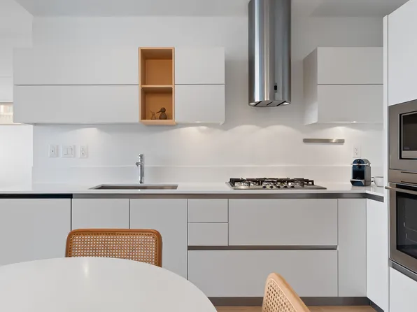 133 E 8th Ave #206, Vancouver, BC V5T 1R8