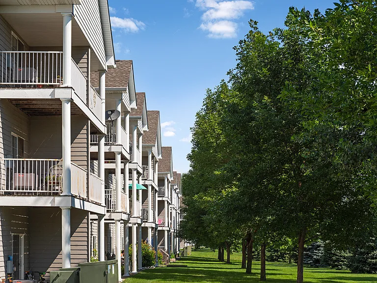 Platinum Valley Apartments — Photo 9