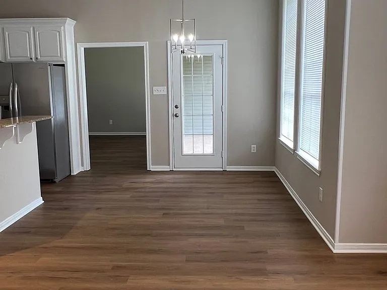 109 E Chapman Rd — Photo 6