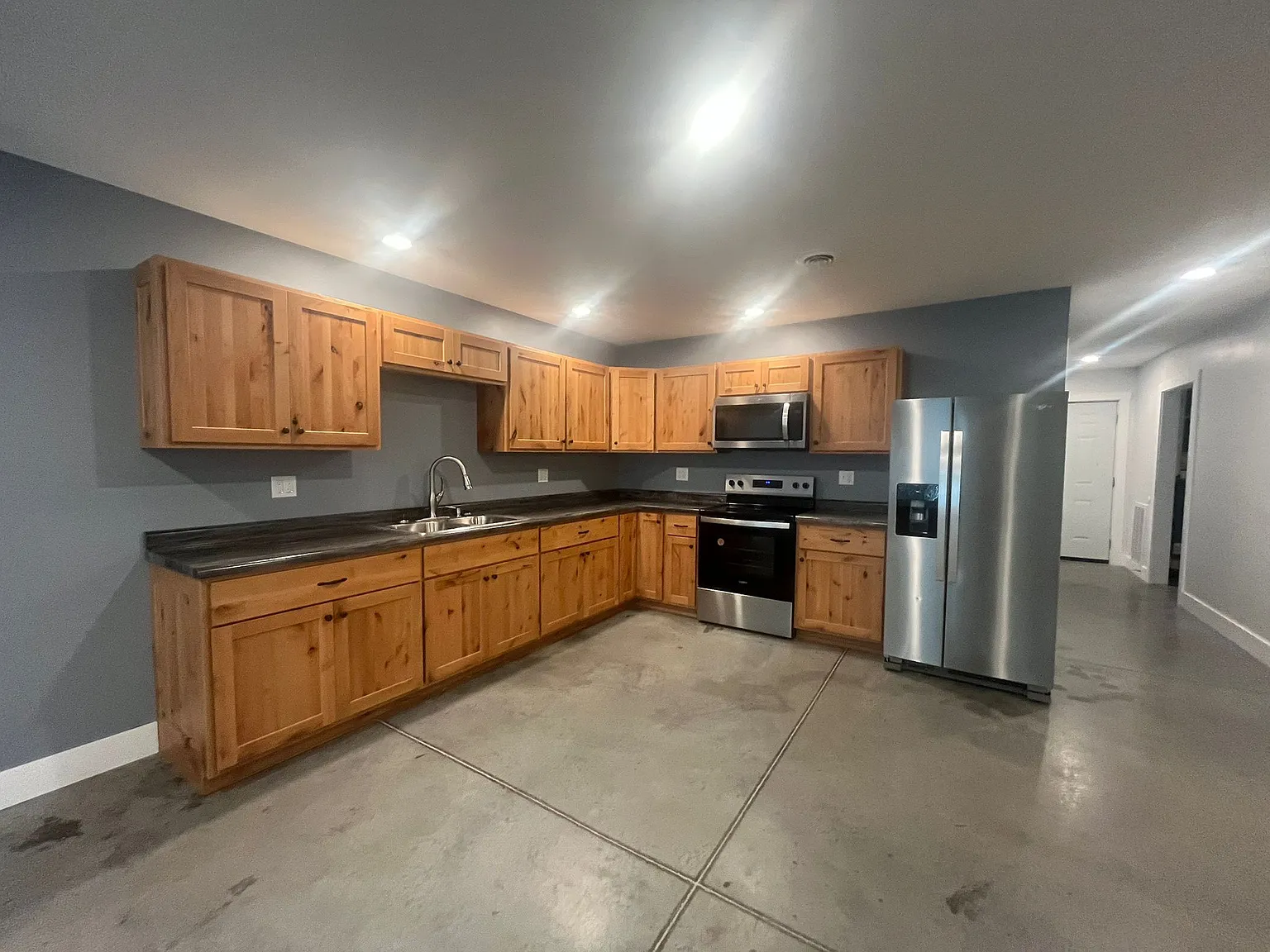 3 bed, 1250 sqft, $1,100 — Photo 2