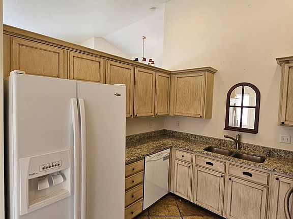 4th image of 342 E Pavilion Cir