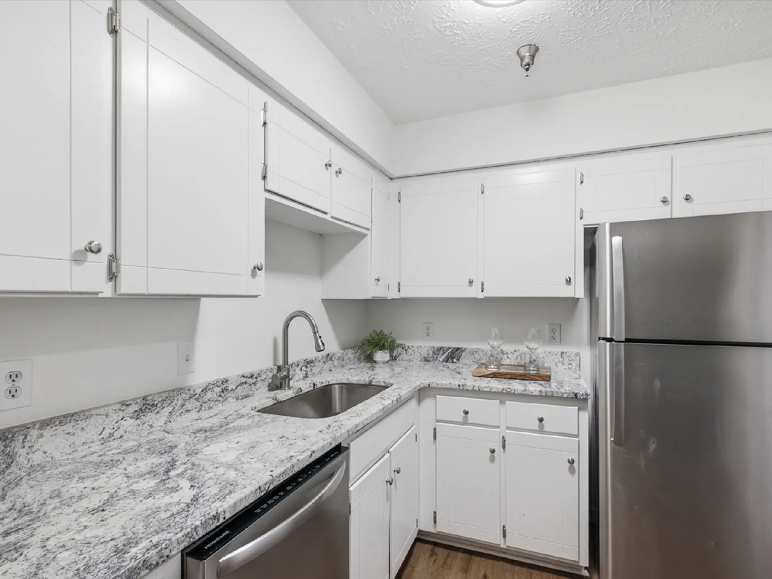 2 bed, 800 sqft, $2,800 — Photo 3