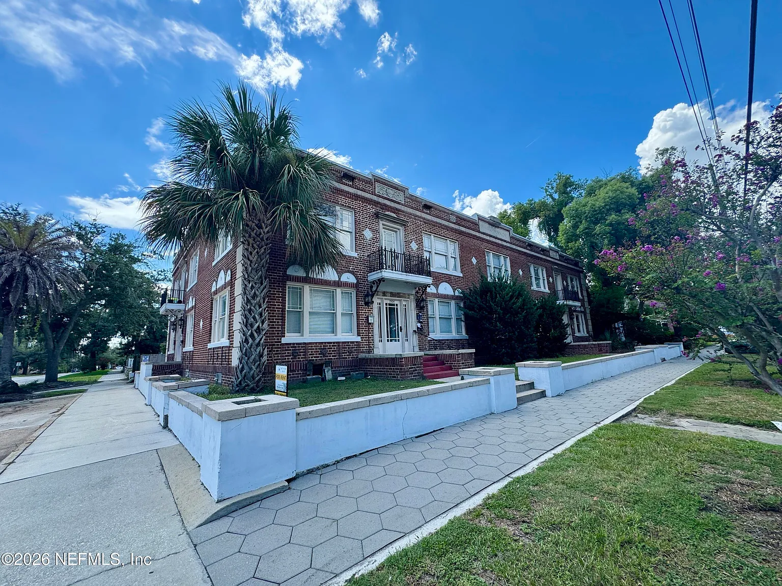1 bed, 1.0 bath, 700 sqft, $1,200 — Photo 1