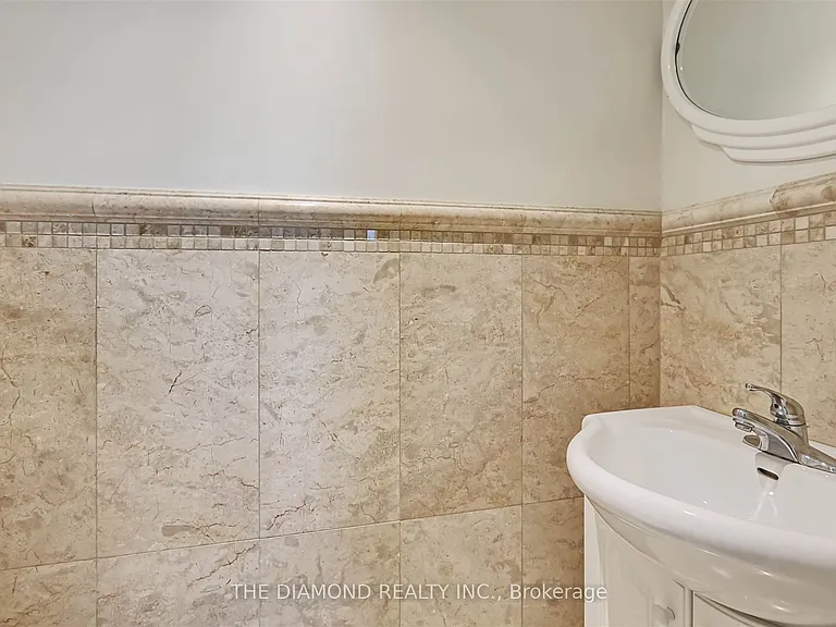 3927 Bloor St W — Photo 17