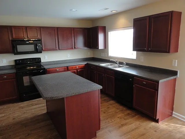 416 Magna Dr — Photo 2