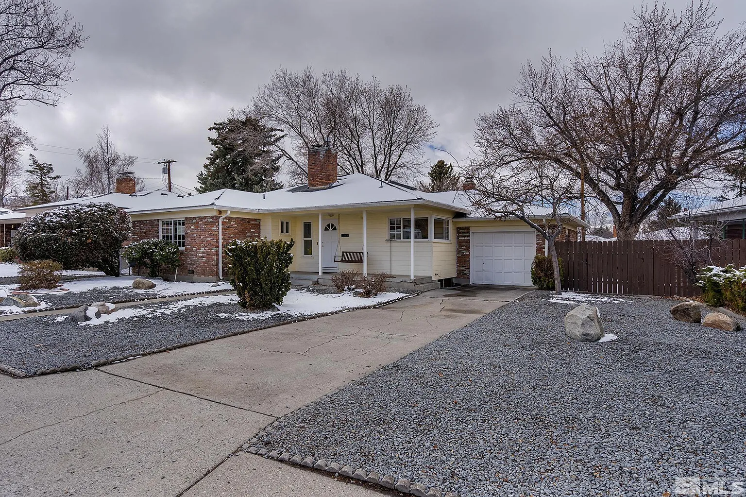 955 Robin St photo 1