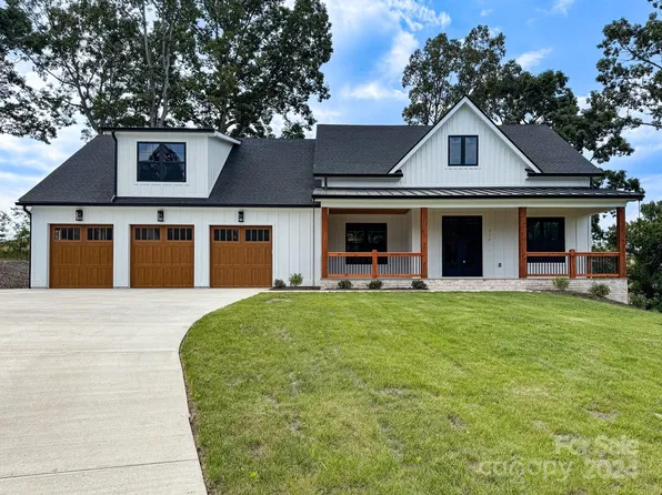 372 Mavrick Dr, Mills River, NC 28759