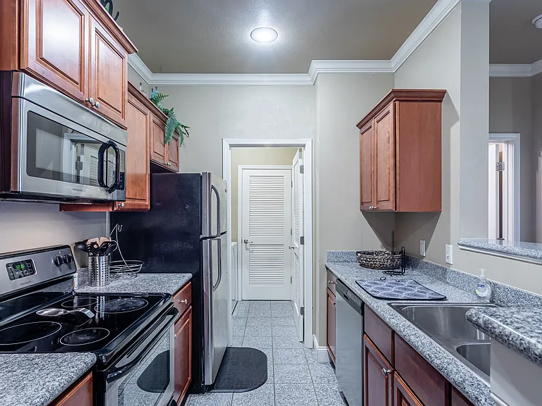 The Versailles Apartment Homes — Photo 12