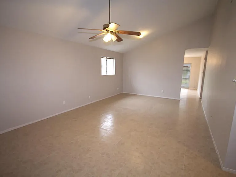 1106 Ravenscourt Dr — Photo 4