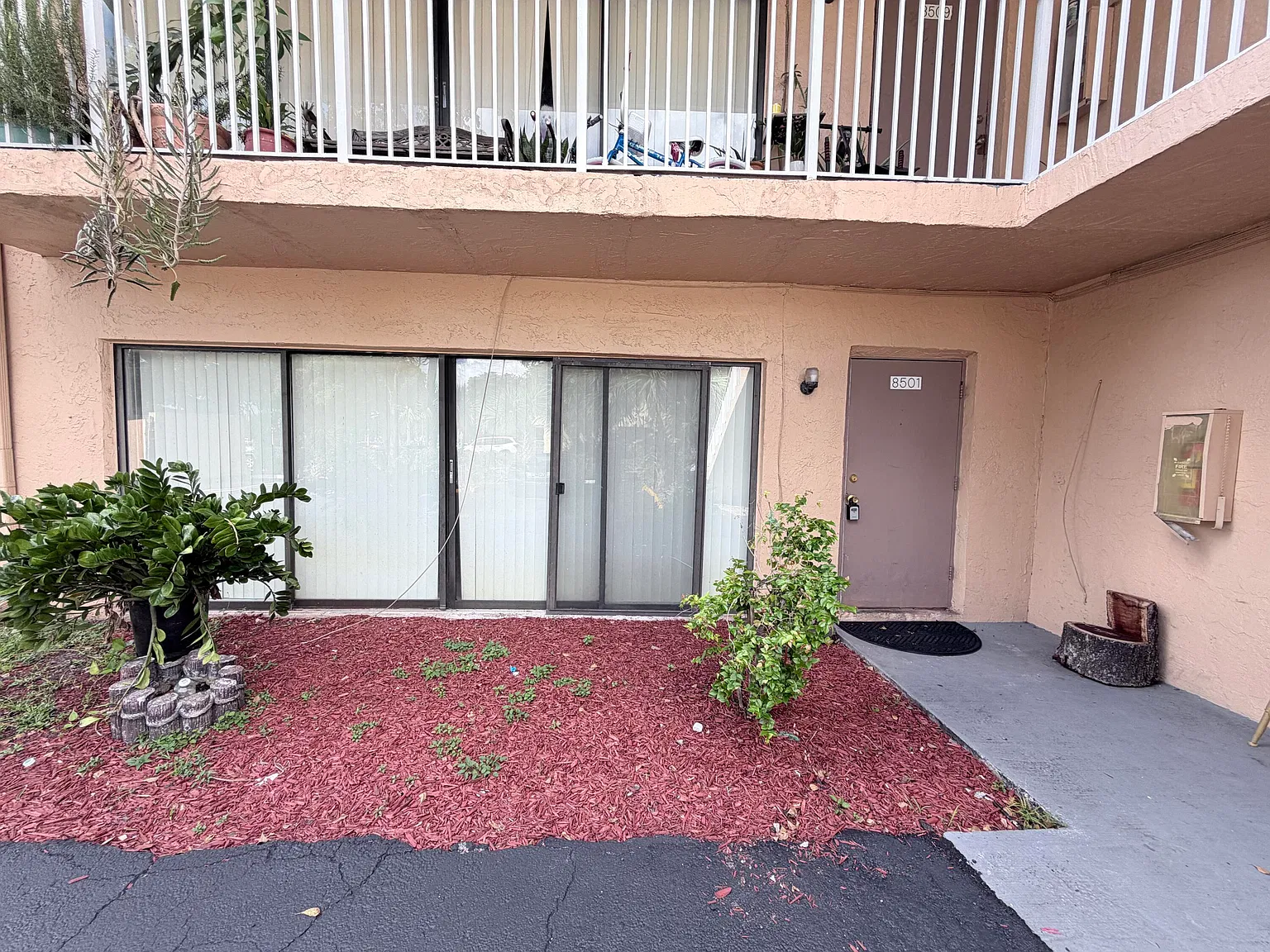 2 bed, 2.0 bath, 970 sqft, $2,300 — Photo 1