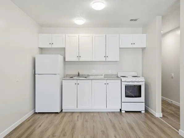Thomas Manor, 217 8th St E, Prince Albert, SK S6V 0V9