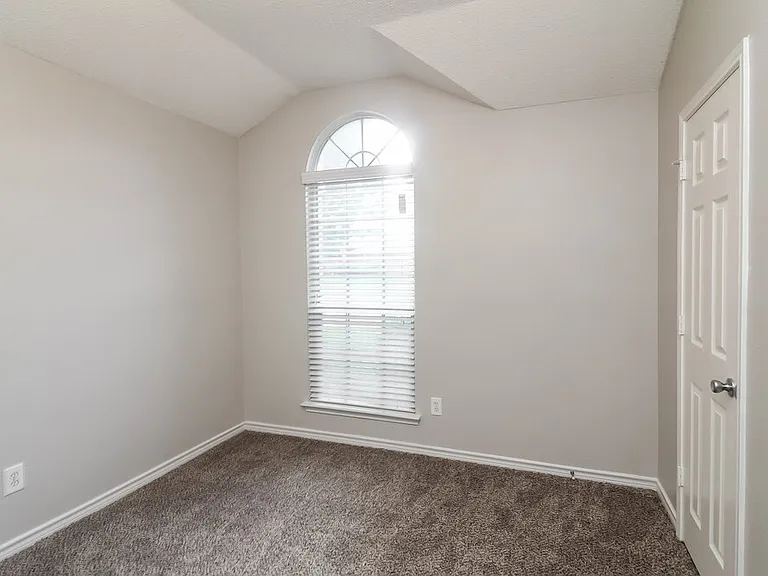 1528 Warwick Dr — Photo 12