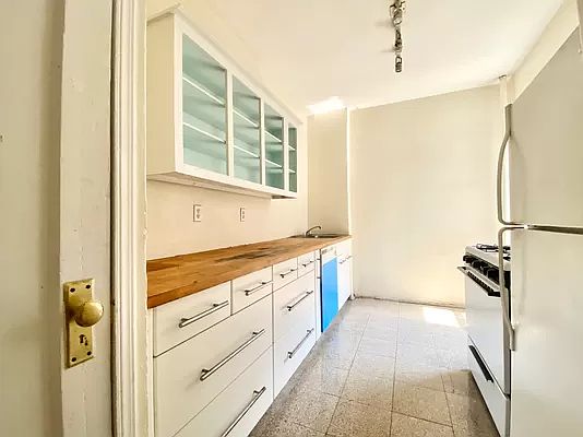 3rd image of 160 Claremont Ave APT 2I