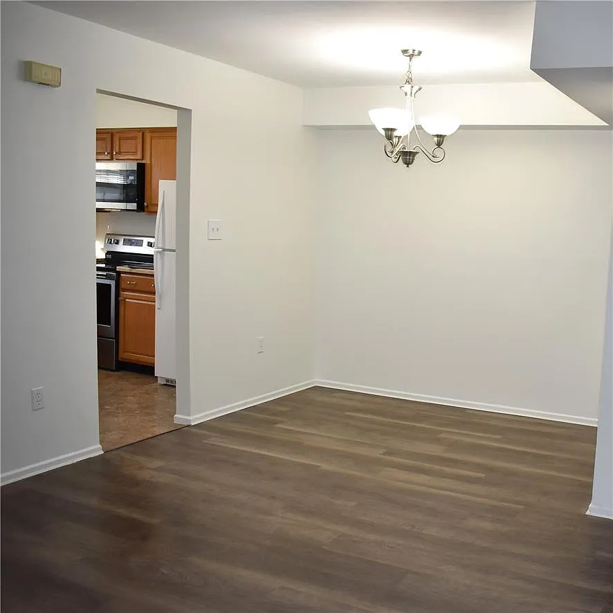 3 bed, 2.5 bath, 1655 sqft, $2,150 — Photo 4