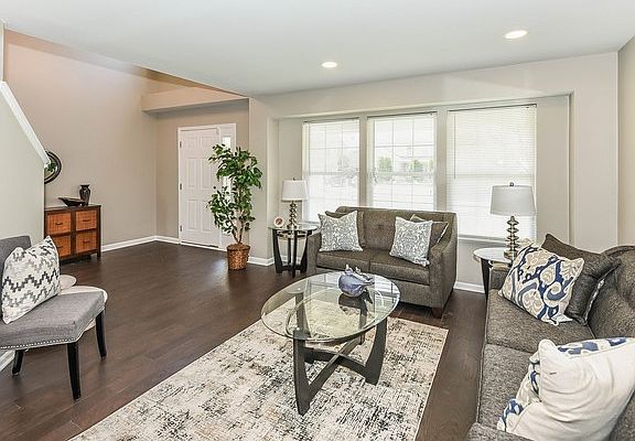 3rd image of 1393 Windsor Ln