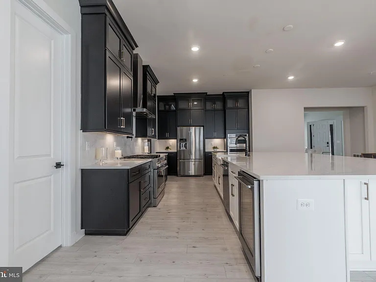 402 Meadow Creek Dr — Photo 8
