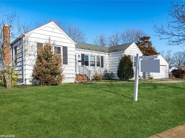 111 W Shore Drive, Massapequa, NY 11758