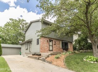 8957 Franklin Ave, Clive, IA 50325
