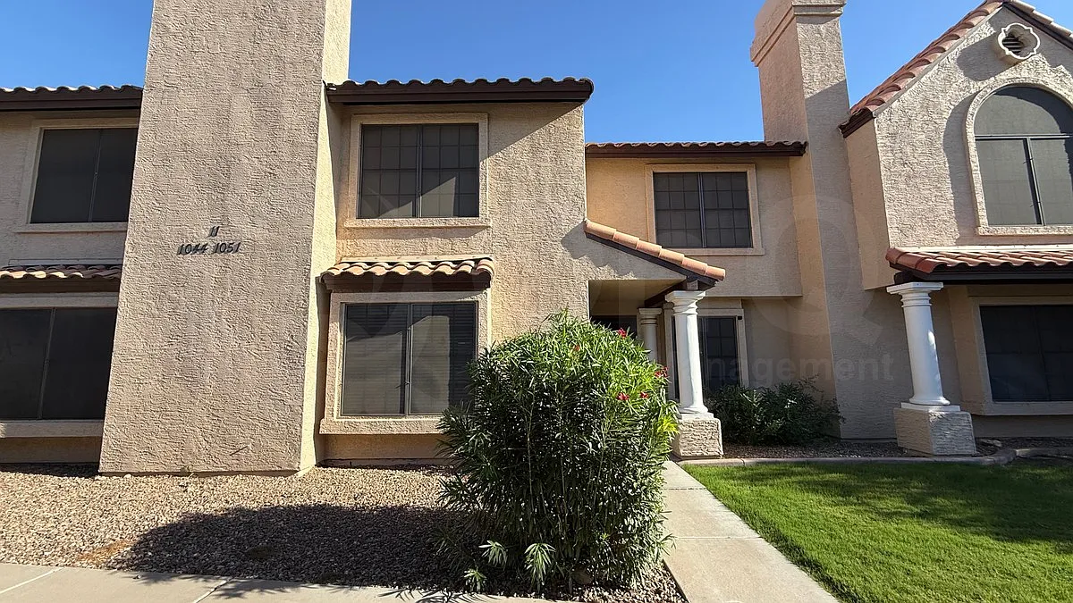 2 bed, 1.5 bath, 954 sqft, $1,900 — Photo 2