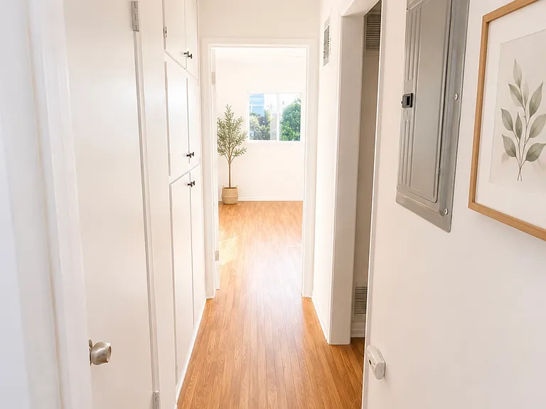 1250 N Kingsley Dr #106 — Photo 4