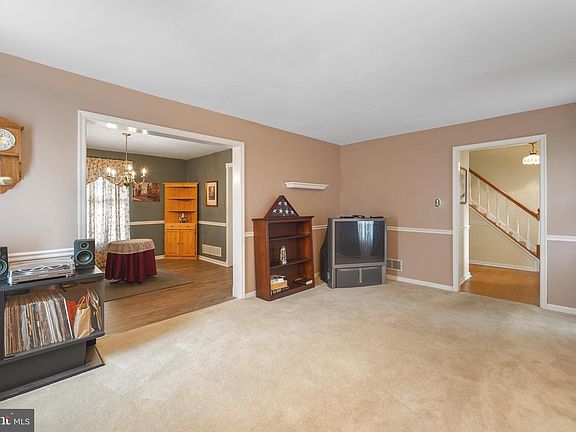 4th image of 1351 Westminster Dr