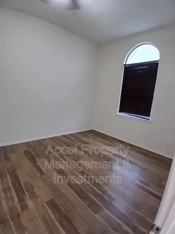 5 bed, 4.0 bath, 2715 sqft, $1,850 — Photo 3