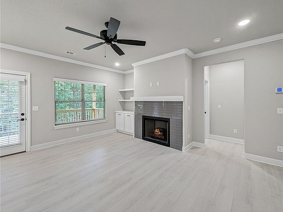 4th image of 18 Northampton Dr