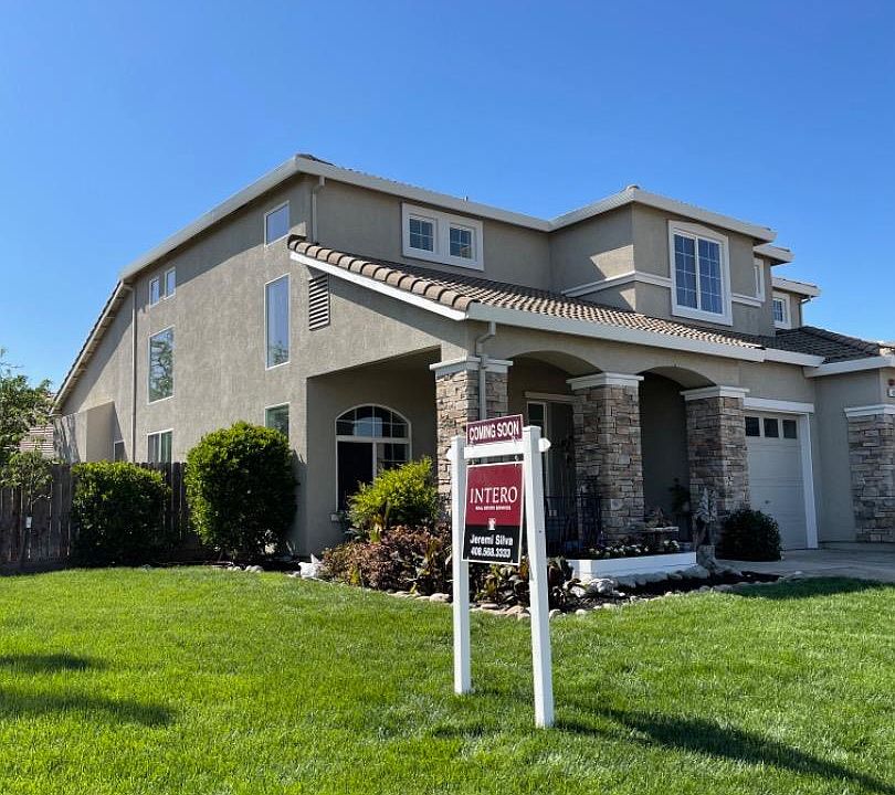 1st image of 450 Sparrow Dr
