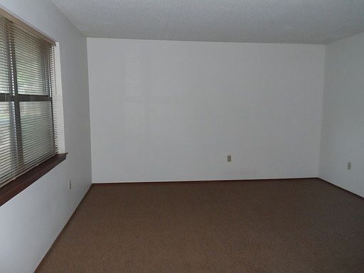 3rd image of 913 Whisperwood Ln N
