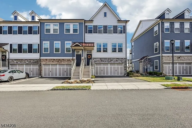 21 Dahlia Dr