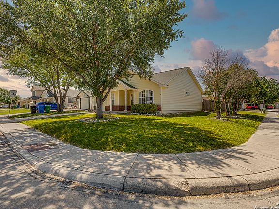 2nd image of 938 Carmel Pl