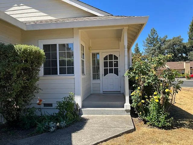 3 bed, 1339 sqft, $3,500 — Photo 2