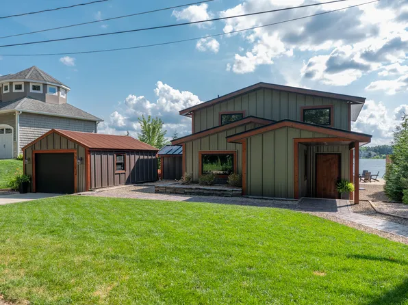1466 N Eagle Lake Dr, Kalamazoo, MI 49009