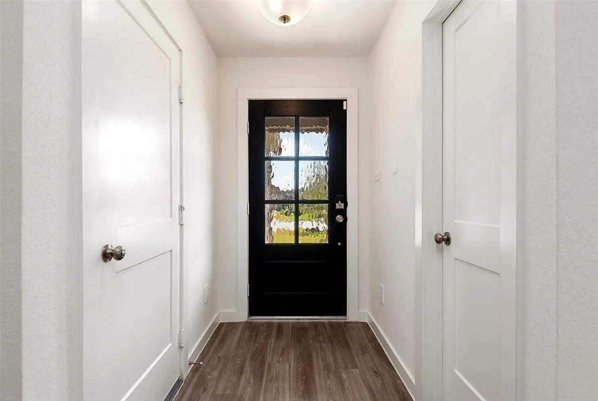 3 bed, 2.0 bath, 1824 sqft, $2,050 — Photo 3