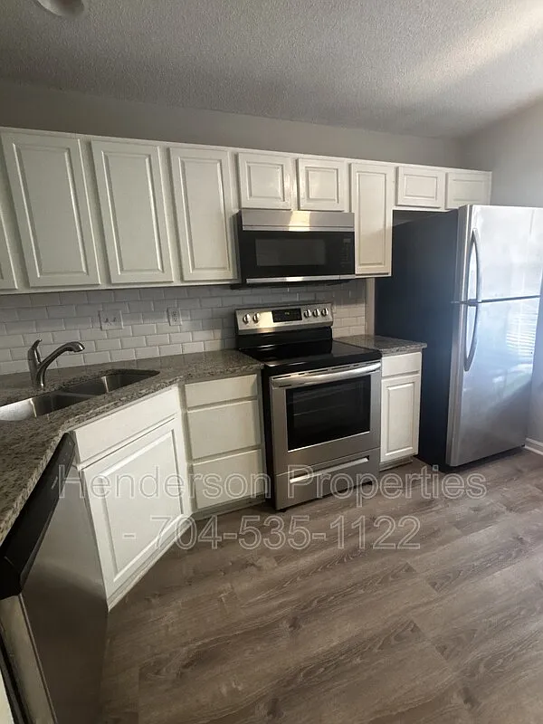 2 bed, 2.5 bath, 1526 sqft, $1,700 — Photo 2